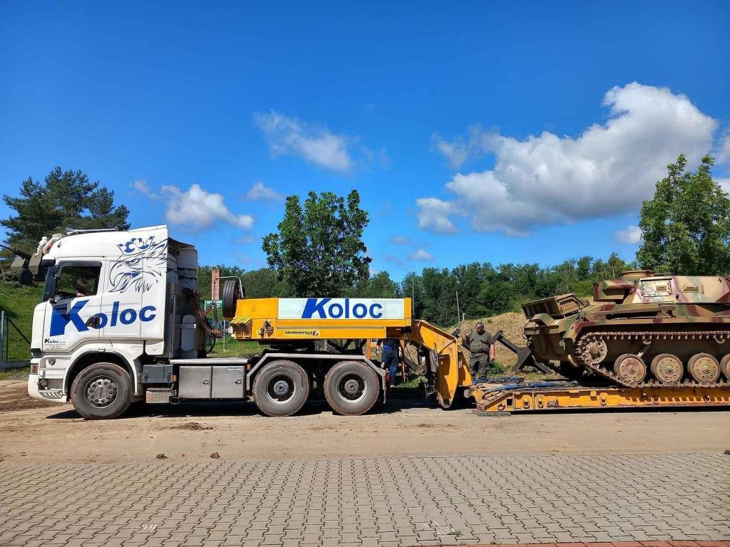 O víkendu se uskutečnil náročný transport těžké techniky z Muzea na demarkační linii na tankodrom Bahna.