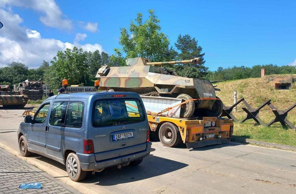 O víkendu se uskutečnil náročný transport těžké techniky z Muzea na demarkační linii na tankodrom Bahna.