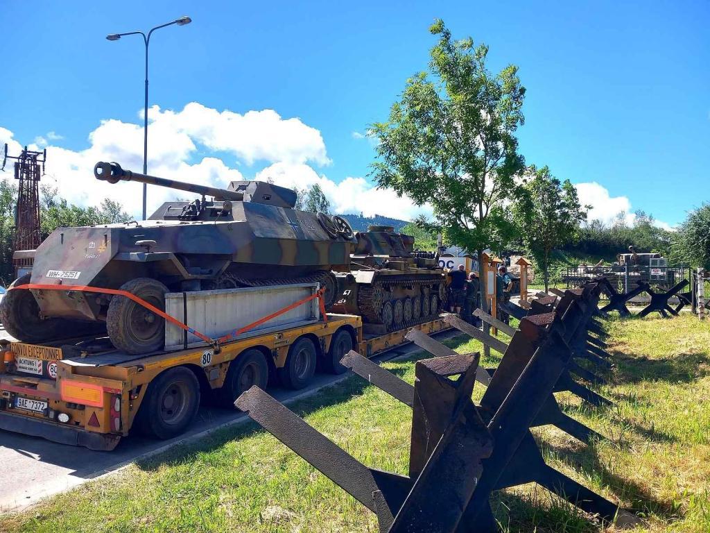 O víkendu se uskutečnil náročný transport těžké techniky z Muzea na demarkační linii na tankodrom Bahna.