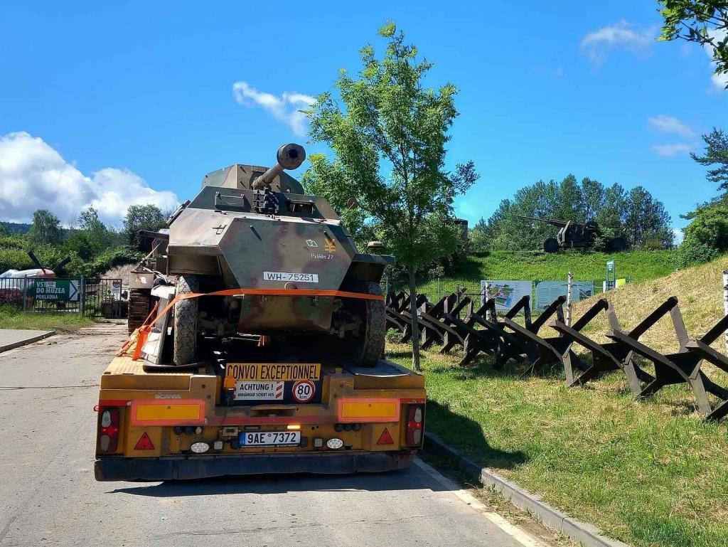 O víkendu se uskutečnil náročný transport těžké techniky z Muzea na demarkační linii na tankodrom Bahna.