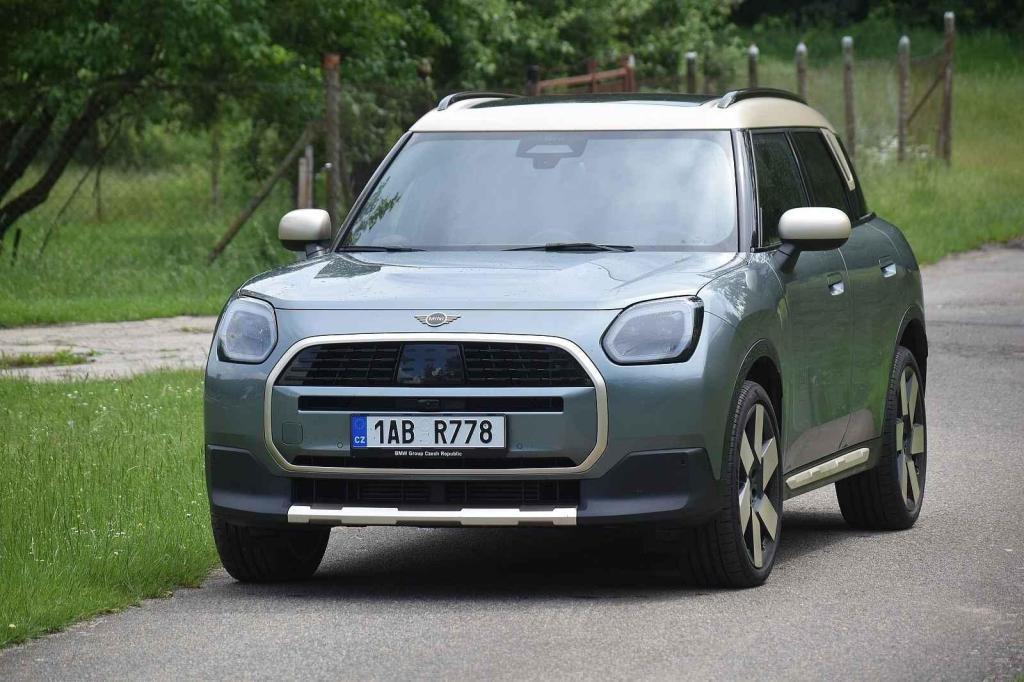 Mini Countryman je už poměrně velké a vysoké auto