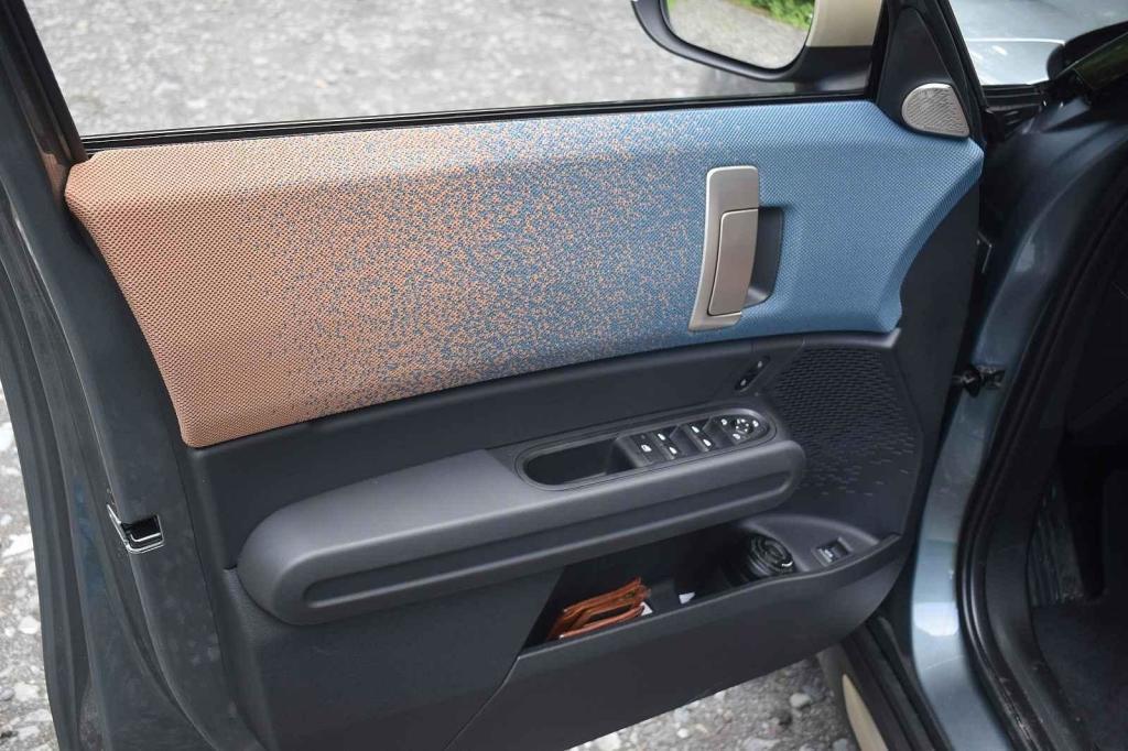 Měňavá barva na panelu dveří