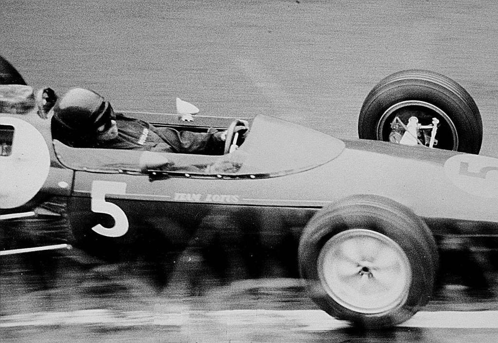 Jim Clark v kokpitu Lotusu v roce 1962.