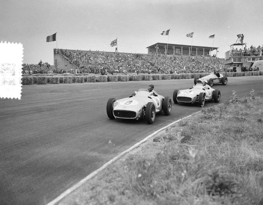 Juan Manuel Fangio při závodě v Zandvoortu.