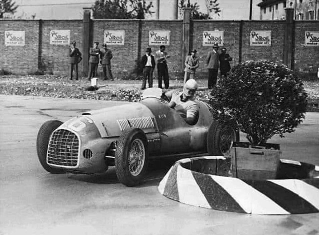 Juan Manuel Fangio při závodě v Modeně 1950.