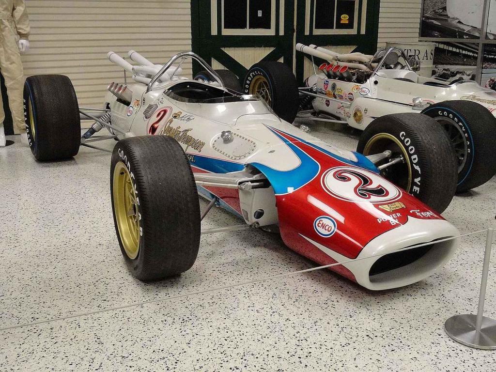 Monopost A. J. Foyta, se kterým vyhrál 500 mil Indianapolis vystavený ve Speedway Motor Museu.