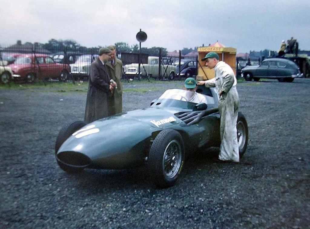 Stirling Moss u vozu Vanwall VW5 v roce 1957.