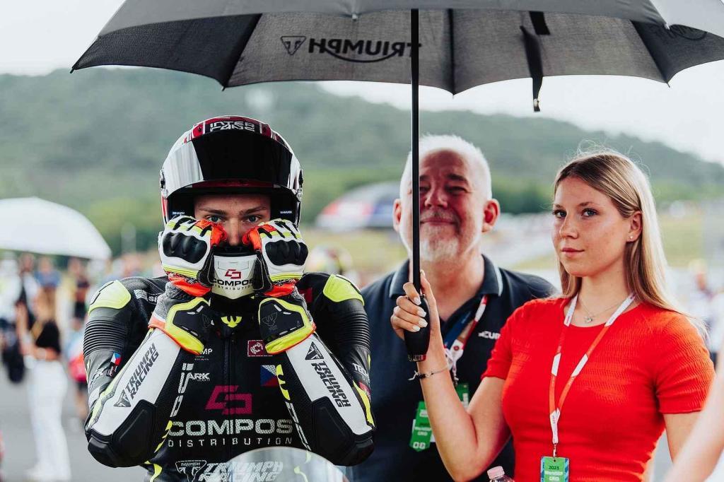 Soustředění jednoho z jezdců před závodem loňského MS Superbiků v Mostě.