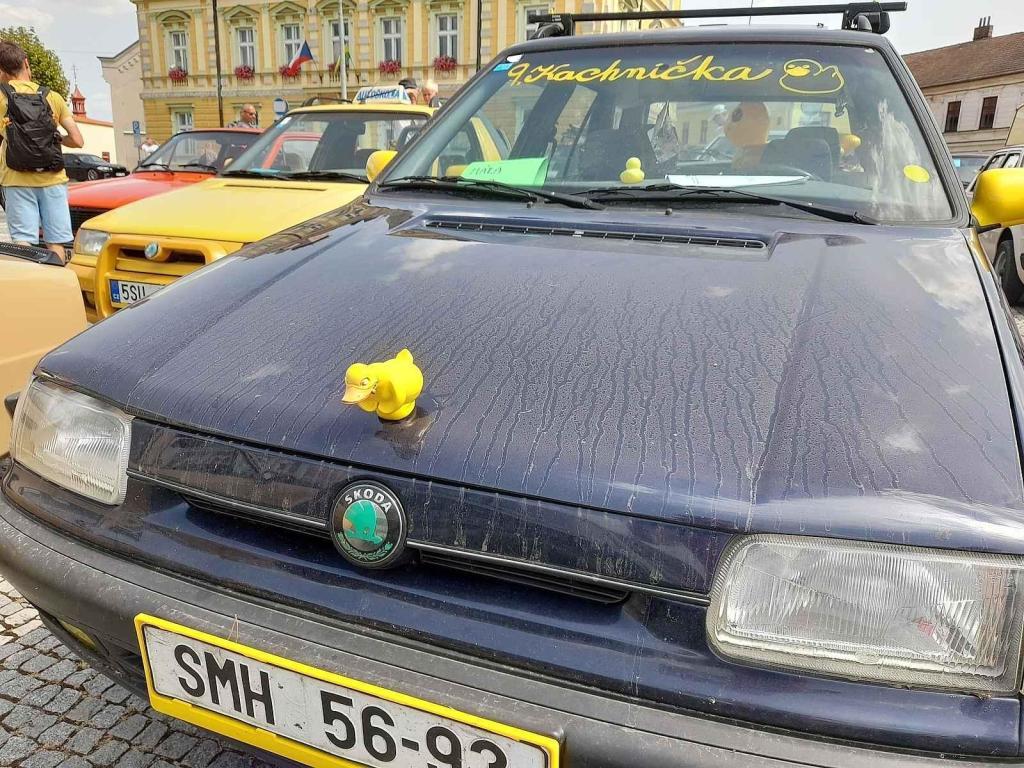 Z přehlídky vozů Škoda Pohofestu, jejich majitelé je představili také na Kupkově náměstí v Opočně.