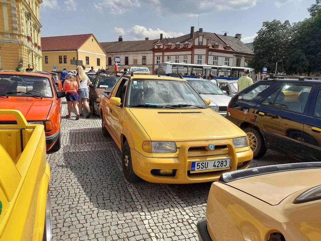 Z přehlídky vozů Škoda Pohofestu, jejich majitelé je představili také na Kupkově náměstí v Opočně.