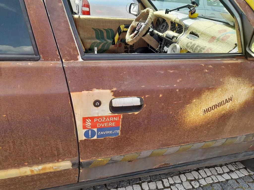 Z přehlídky vozů Škoda Pohofestu, jejich majitelé je představili také na Kupkově náměstí v Opočně.