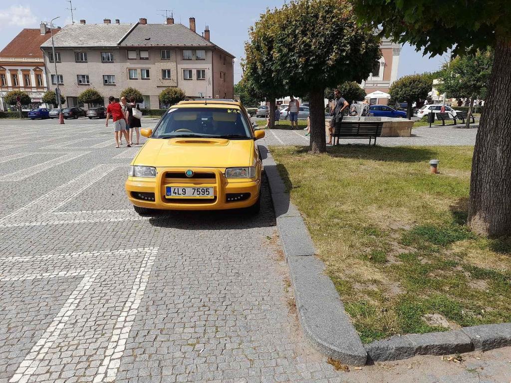 Z přehlídky vozů Škoda Pohofestu, jejich majitelé je představili také na Kupkově náměstí v Opočně.