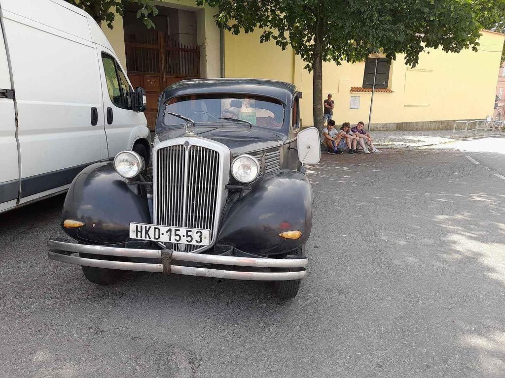 Z přehlídky vozů Škoda Pohofestu, jejich majitelé je představili také na Kupkově náměstí v Opočně. Škoda 637 D Václava Holého z roku 1934.