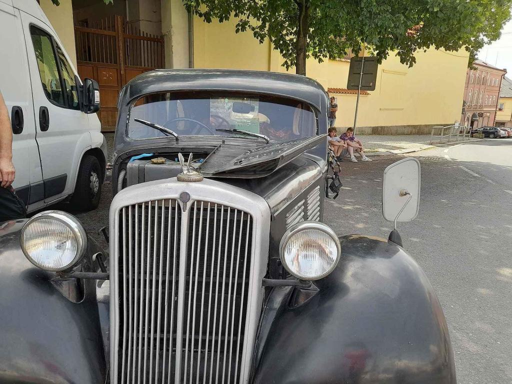 Z přehlídky vozů Škoda Pohofestu, jejich majitelé je představili také na Kupkově náměstí v Opočně. Škoda 637 D Václava Holého z roku 1934.