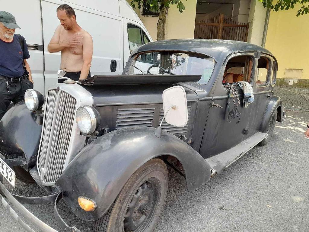 Z přehlídky vozů Škoda Pohofestu, jejich majitelé je představili také na Kupkově náměstí v Opočně. Škoda 637 D Václava Holého z roku 1934.