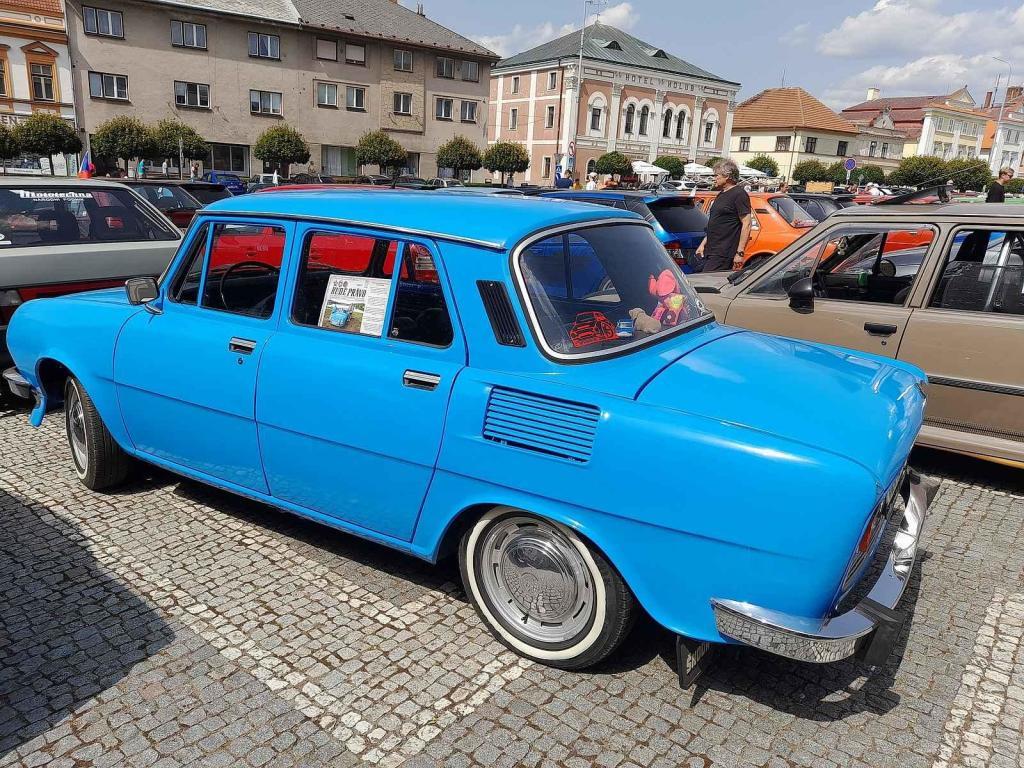 Z přehlídky vozů Škoda Pohofestu, jejich majitelé je představili také na Kupkově náměstí v Opočně.