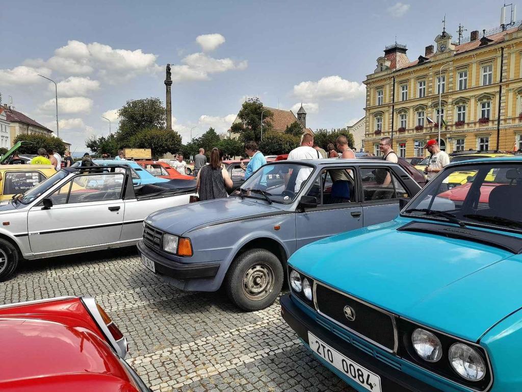 Z přehlídky vozů Škoda Pohofestu, jejich majitelé je představili také na Kupkově náměstí v Opočně.