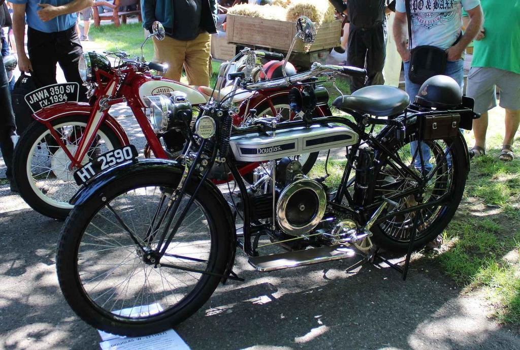 Motocykl Douglas W z roku 1917 byl k vidění na letošním, již 8. srazu historických vozidel v Litvínově na Loučkách.