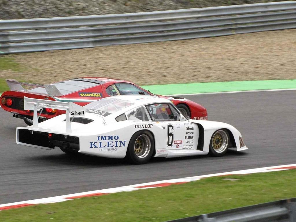 Porsche 935/78 s Ferrari 512 BB ve Spa v roce 2009.