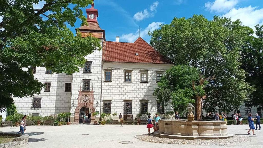 Na zámku Třeboň byla k vidění svatba i historické vozy.