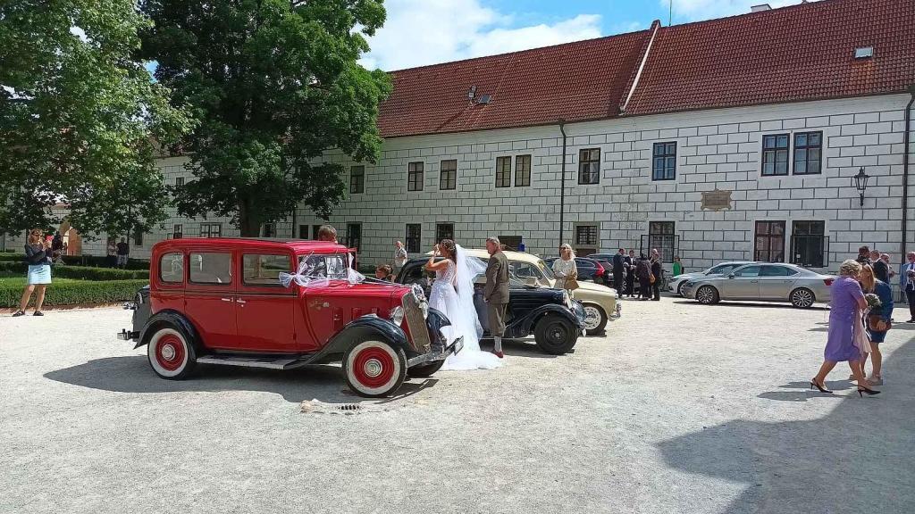 Na zámku Třeboň byla k vidění svatba i historické vozy.