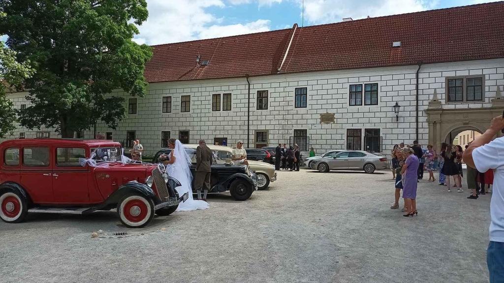 Na zámku Třeboň byla k vidění svatba i historické vozy.