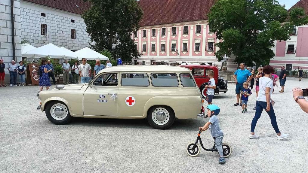 Na zámku Třeboň byla k vidění svatba i historické vozy.