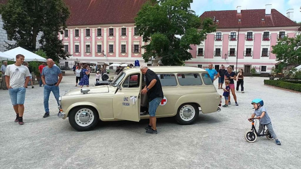 Na zámku Třeboň byla k vidění svatba i historické vozy.
