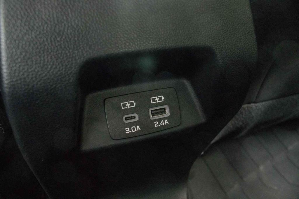 K dispozici máte USB-A i USB-C přípojku.