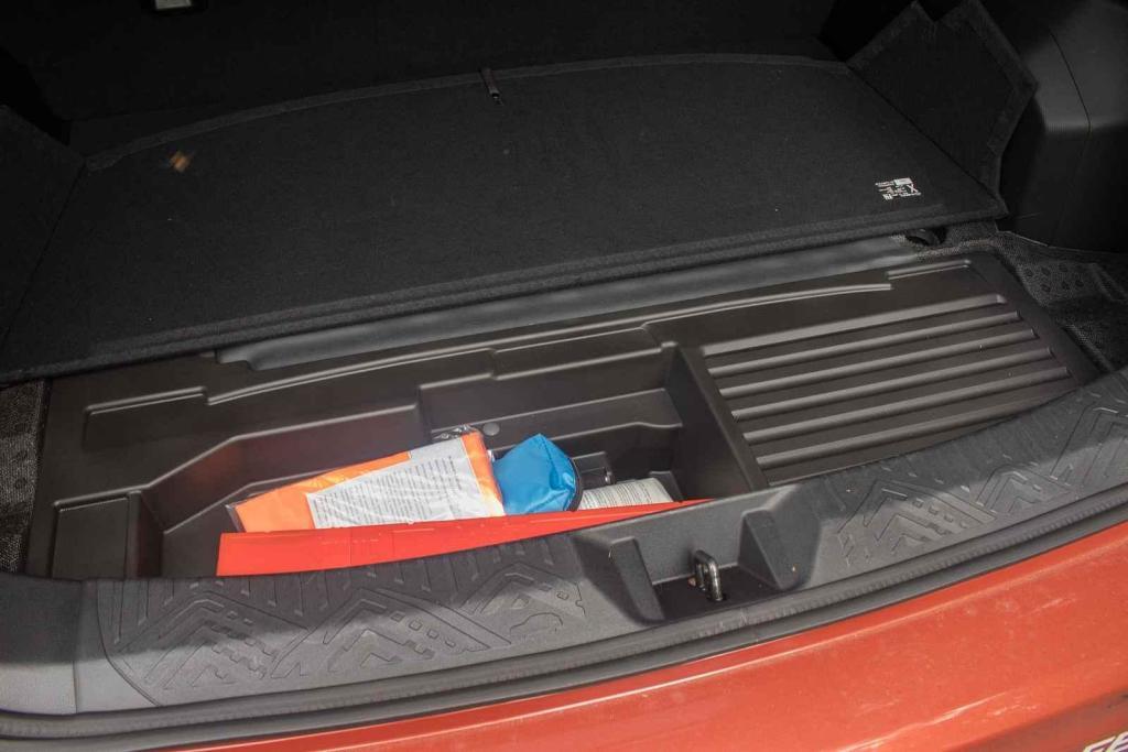 Pod podlážkou najdete ještě přihrádku na drobnosti.