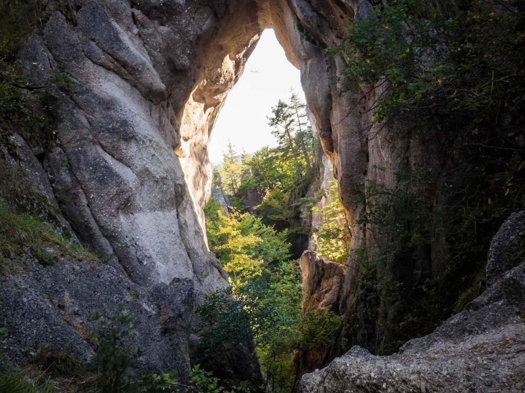 Trasu kolem a uvnitř Súľovských skal zvládne průměrně zdatný jedinec.