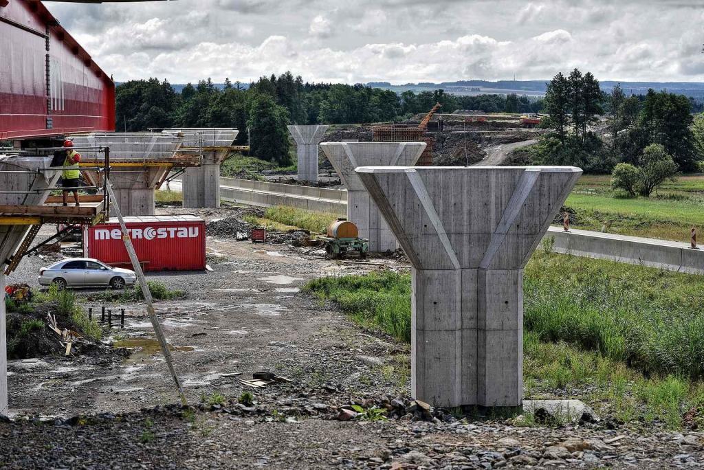 Začal výsuv mostní konstrukce dálniční estakády před silnici I/35 u Opatovce na Svitavsku.