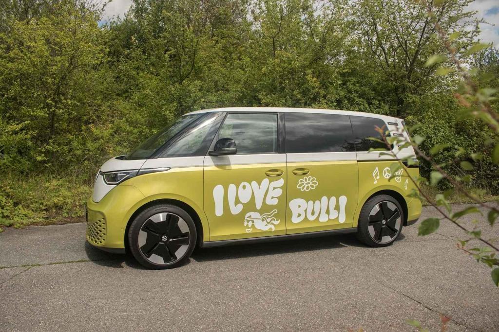 Celková délka je 4712mm, takže vlastně jen trochu větší osobní auto.