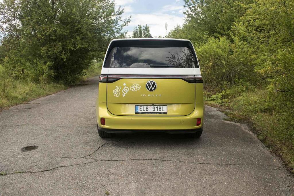 ID.Buzz pohání výhradně elektřina, s níž slibuje dojezd kolem 400 kilometrů. V reálném provozu však počítejte s o něco nižším číslem.
