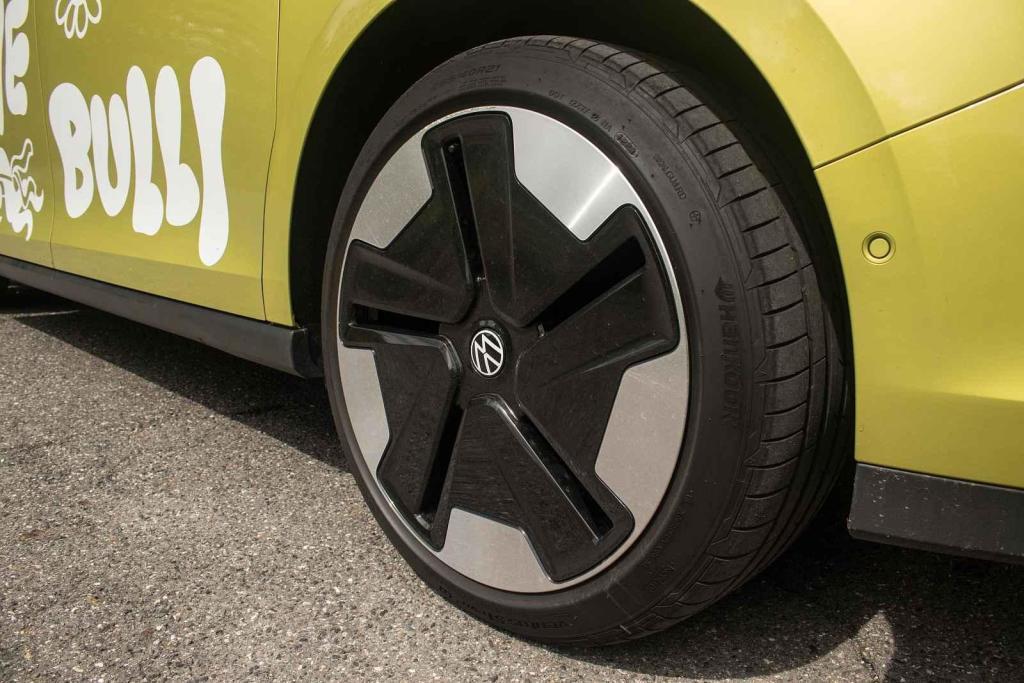 Obří jednadvacítky kupodivu nečiní auto nepohodlným.