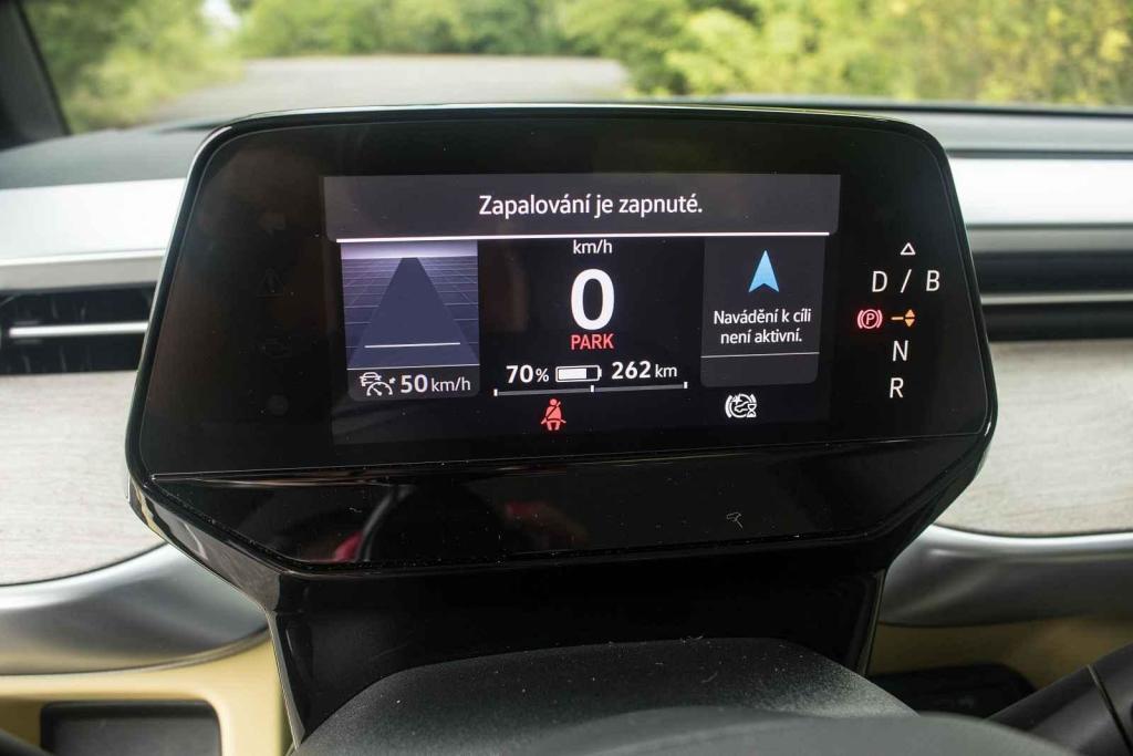 Na maličkou přístrojovku se vejdou všechna potřebná jízdní data.