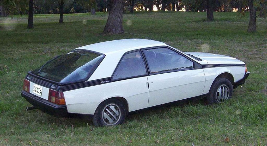 Renault Fuego GTX z roku 1982 s charakteristickým velkým zadním oknem, pod nímž se skrýval prostorný kufr.