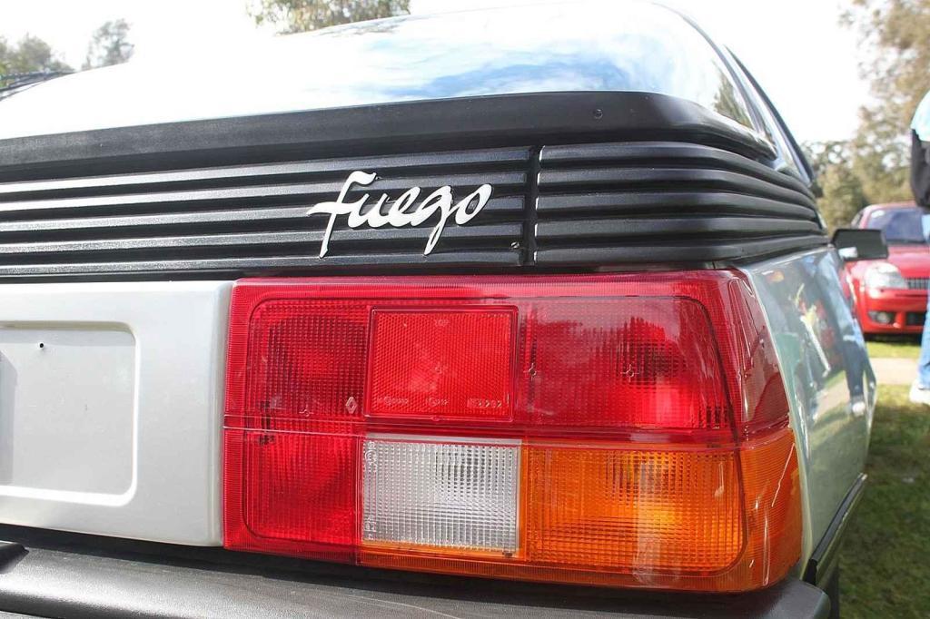 Detailní pohled na pravou stranu zádě Renaultu Fuego GTX z roku 1984.