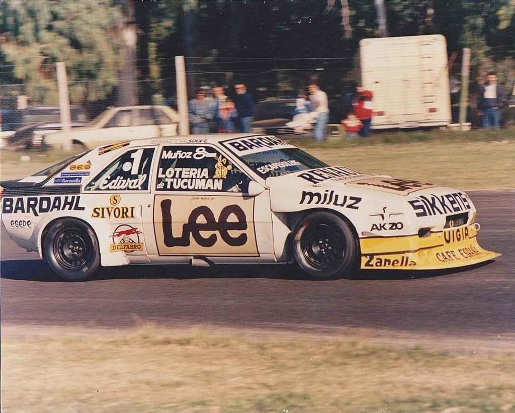 Závodní speciál vycházející z modelu Renault Fuego TC2000 jezdce Juana Maria Traverso v roce 1989.