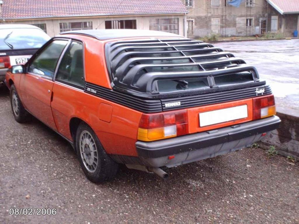 Záď Renaultu Fuego s plastovou mřížkou přes zadní okno.