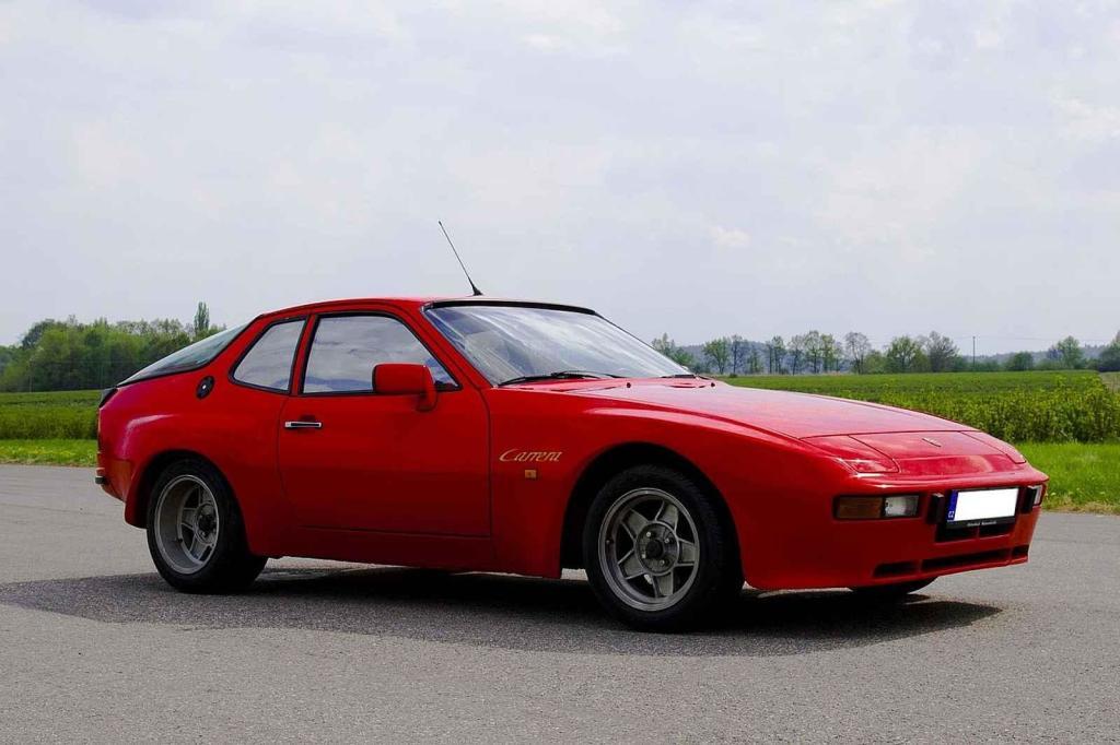 Porsche 924, které nezapře určitou podobnost s Renaultem Fuego.