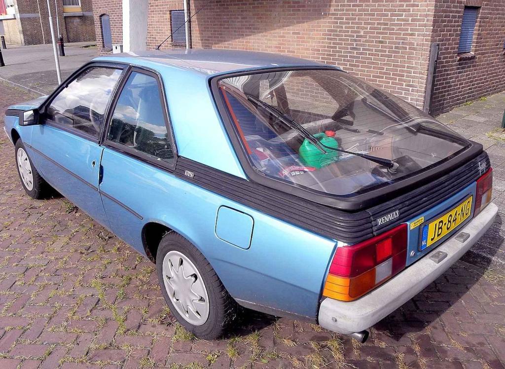 Krásně viditelné prostorné zadní okno Renaultu Fuego GTS.