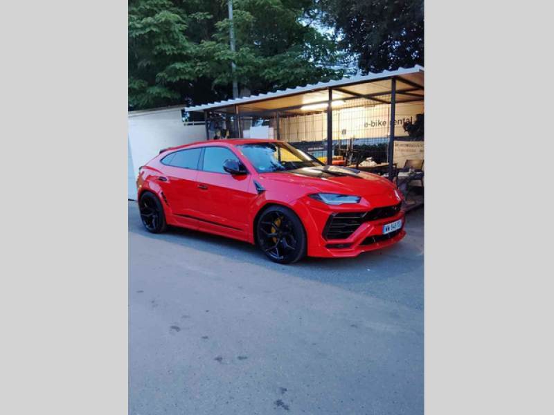 Jarmila Nosková. Při procházce v chorvatské Crikvenici jsme obdivovali tohle nádherné Lamborghini. Sice nám neříkalo pane, ale stálo za obdiv.