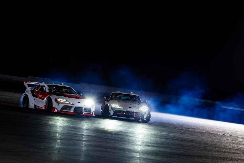 Toyota Supra při autonomním driftování v tandemu