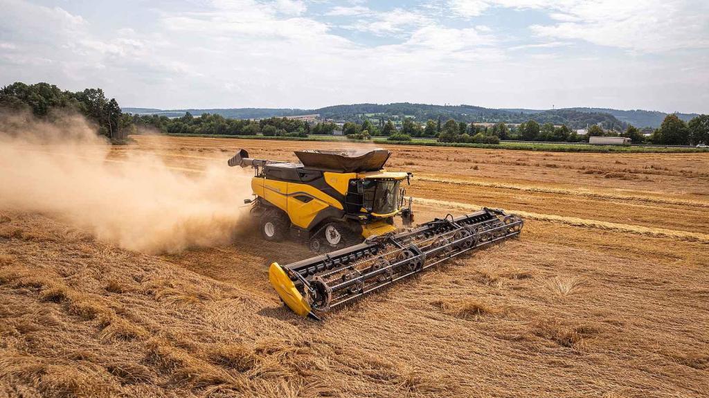 Nový kombajn CR11 firmy New Holland dokáže sklidit až sto tun obilí za hodinu
