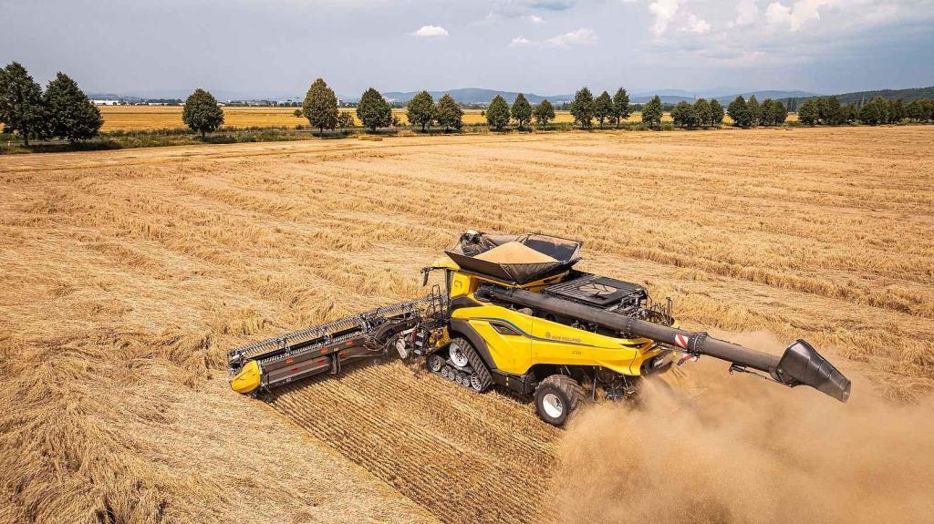 Nový kombajn CR11 firmy New Holland dokáže sklidit až sto tun obilí za hodinu