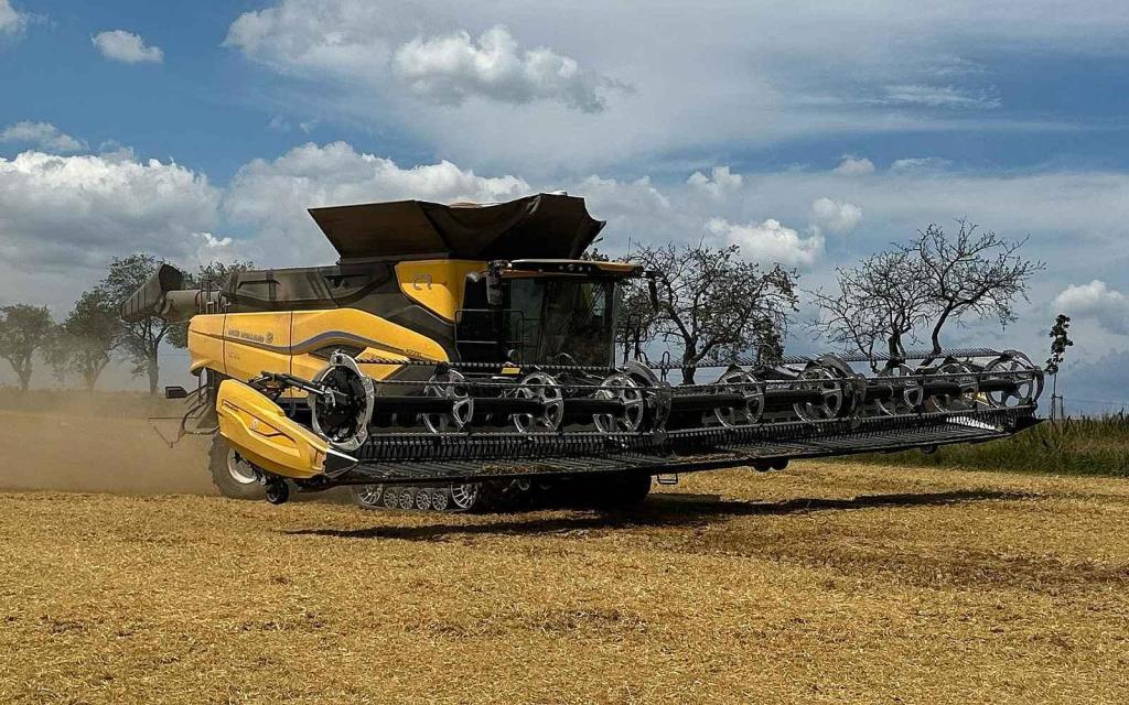 Nový kombajn CR11 firmy New Holland dokáže sklidit až sto tun obilí za hodinu