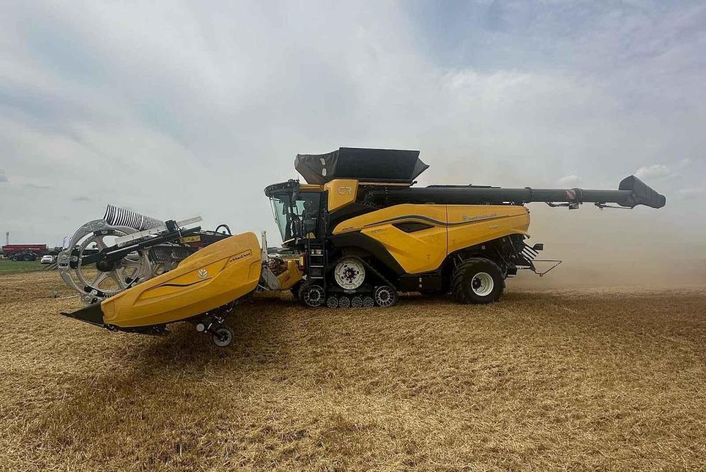 Nový kombajn CR11 firmy New Holland dokáže sklidit až sto tun obilí za hodinu