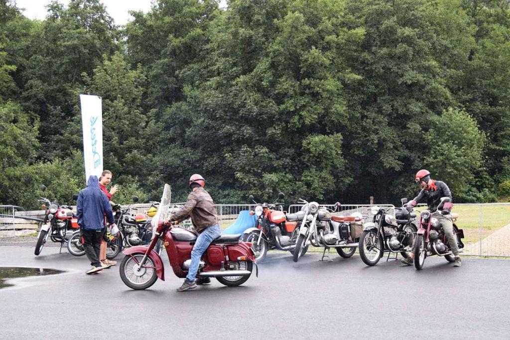Hasičské hřiště v Huti obsadil další ročník Veterán Show.