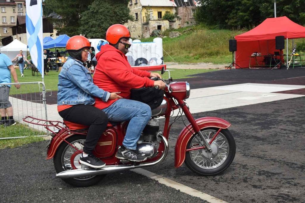 Hasičské hřiště v Huti obsadil další ročník Veterán Show.